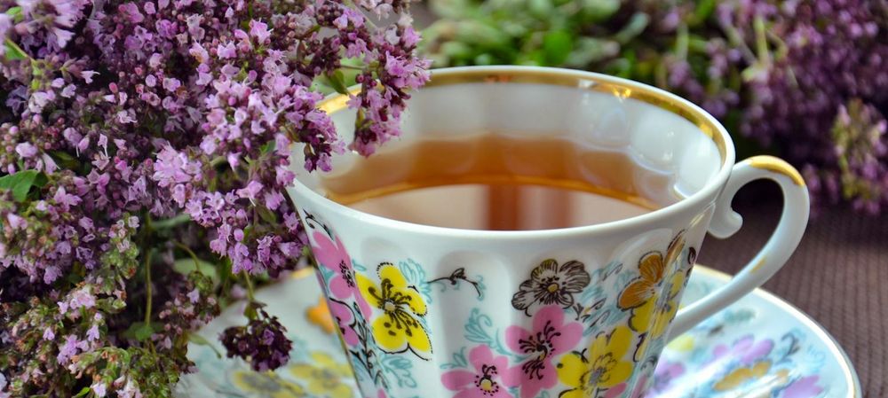 Boire un verre, une tasse ou autre objet