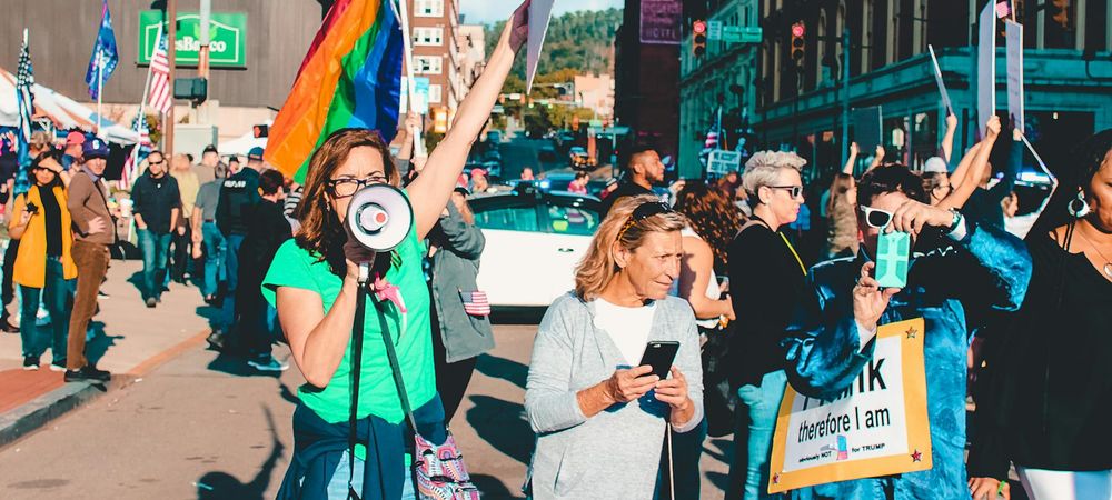Manif soutien pour les prides de Hongrie