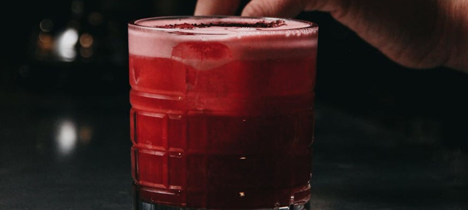 S'engager avec un verre à la main