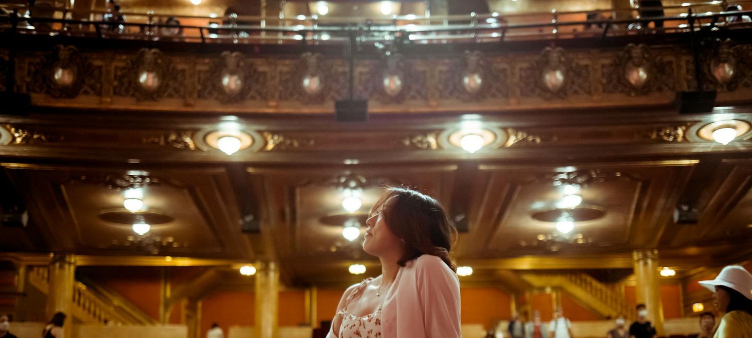 Théâtre : Les règles du savoir vivre dans la société moderne
