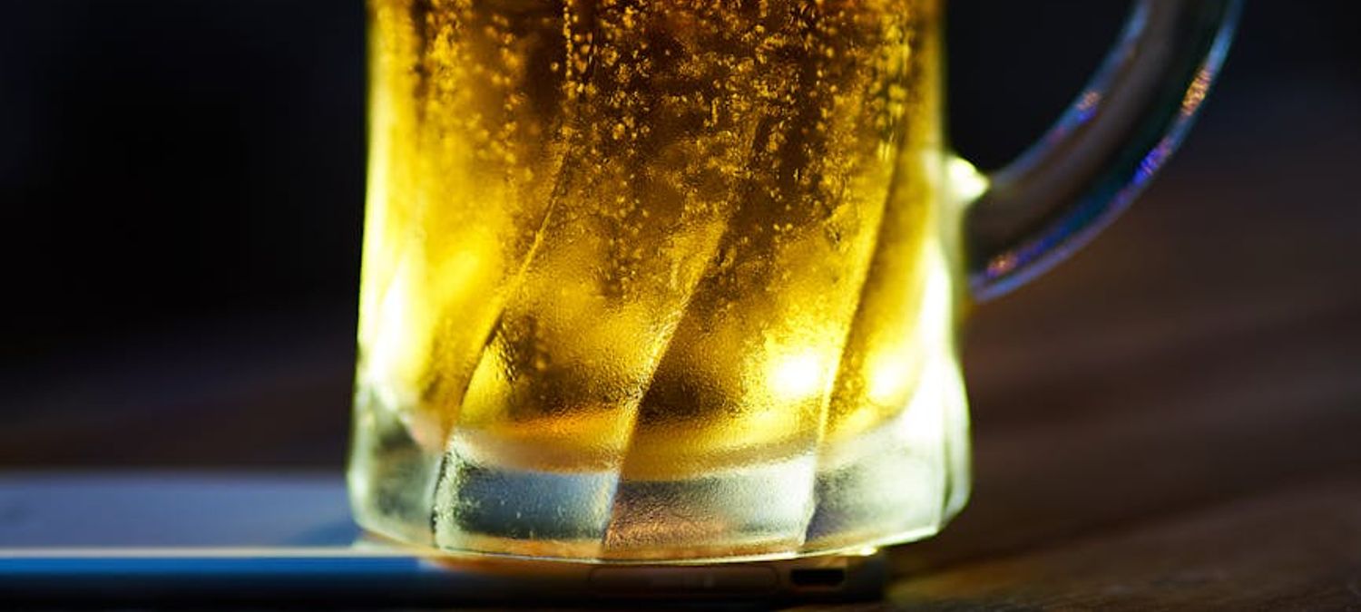 Viens on se rencontre avec une biere