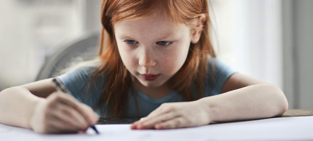 Assieds-toi pour travailler.