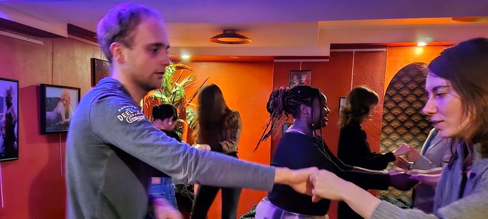 Soirée Salsa Bachata et Kizomba queer avec cours au début 🕺🌈