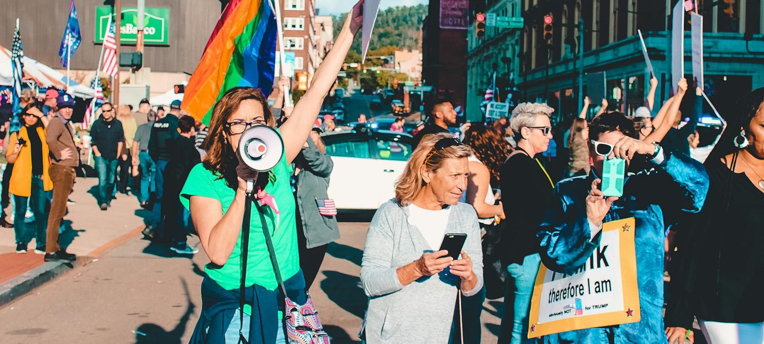 Manif soutien pour les prides de Hongrie