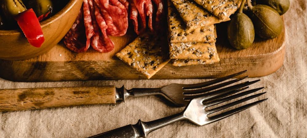 Rosa Bonheur Buttes Chaumont  Tapas et plats camarguais servis dans un pavillon aux baies vitrées avec vue sur le parc. Soirées dansantes.
