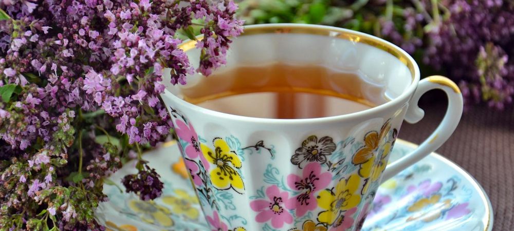 Boire un verre, une tasse ou autre objet