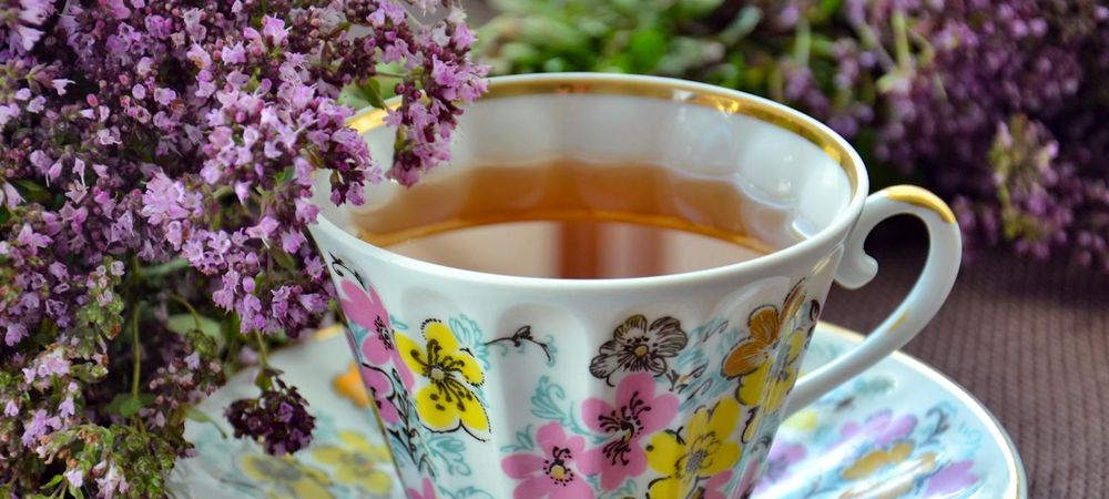 Boire un verre, une tasse ou autre objet