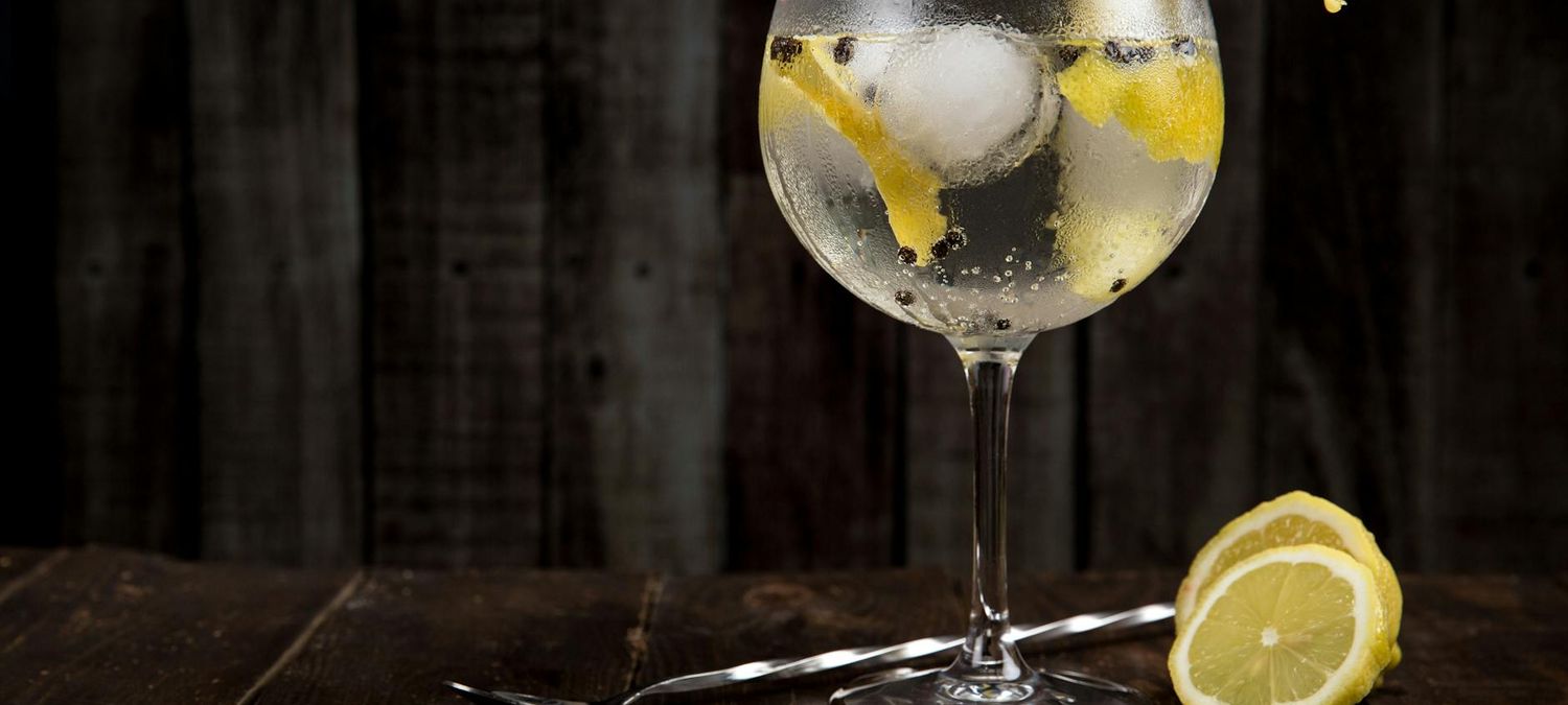 Expo nocturne dans une galerie-bar speakeasy