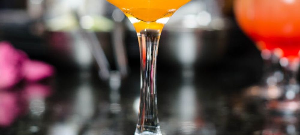 Boire un verre amicalement dans un bar gay