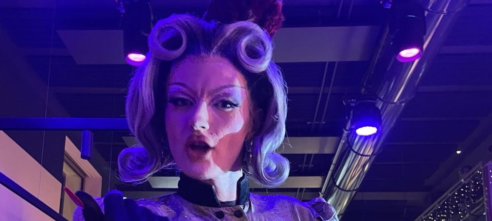 Drag show par Miss Renée à Versailles