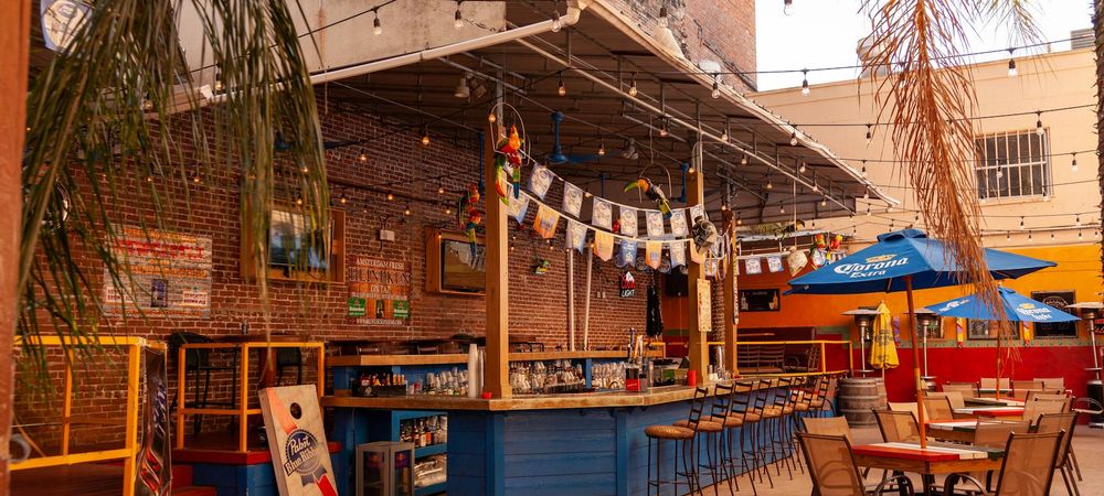 Aprem + soirée Brat Summer (Comedy Club, queer yoga, stands d'artistes, jeux collectifs)