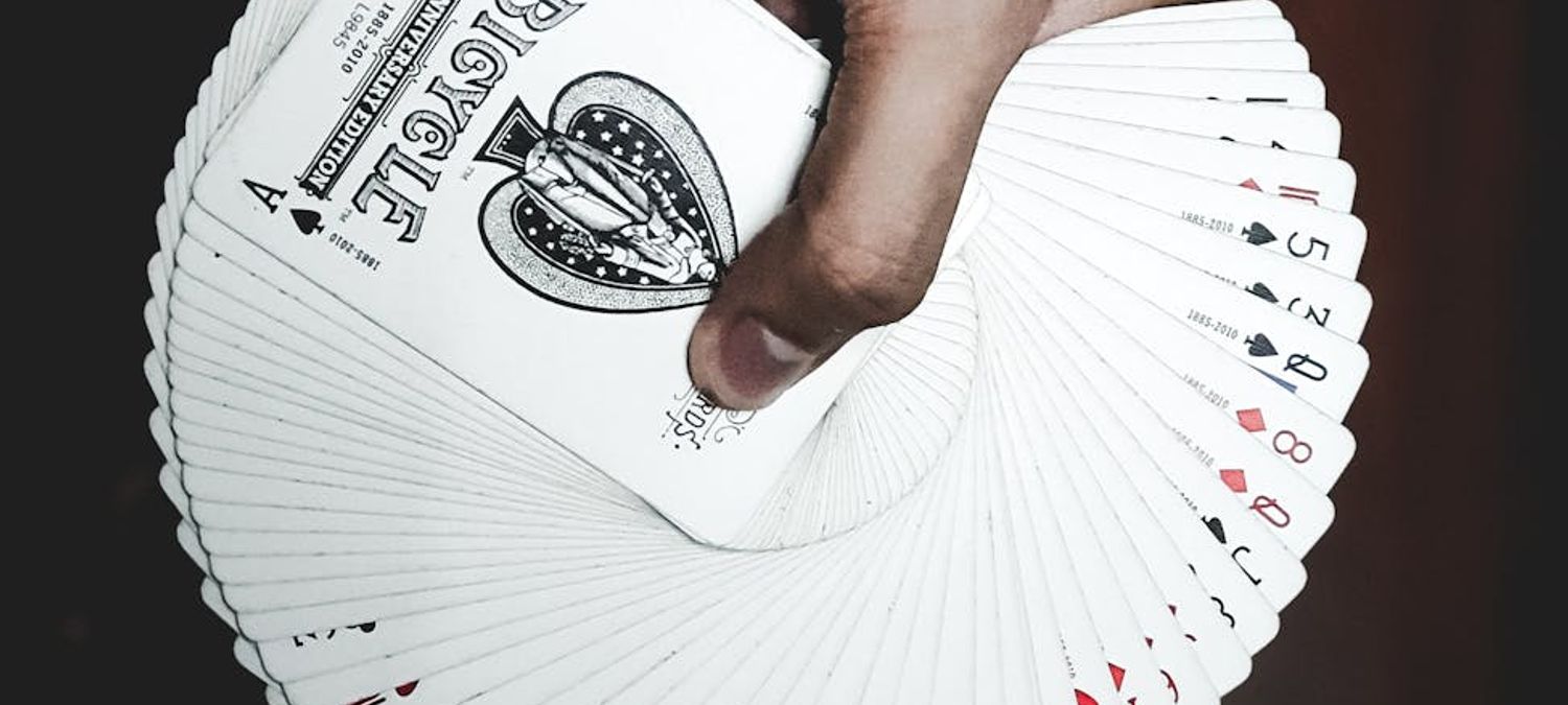 Apéro jeux de carte sous le soleil
