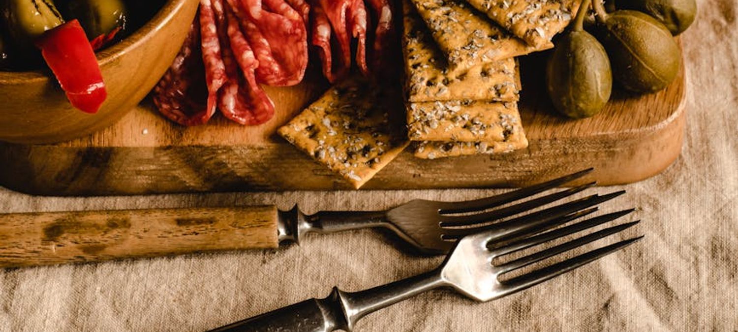 Rosa Bonheur Buttes Chaumont Tapas et plats camarguais servis dans un pavillon aux baies vitrées avec vue sur le parc. Soirées dansantes.