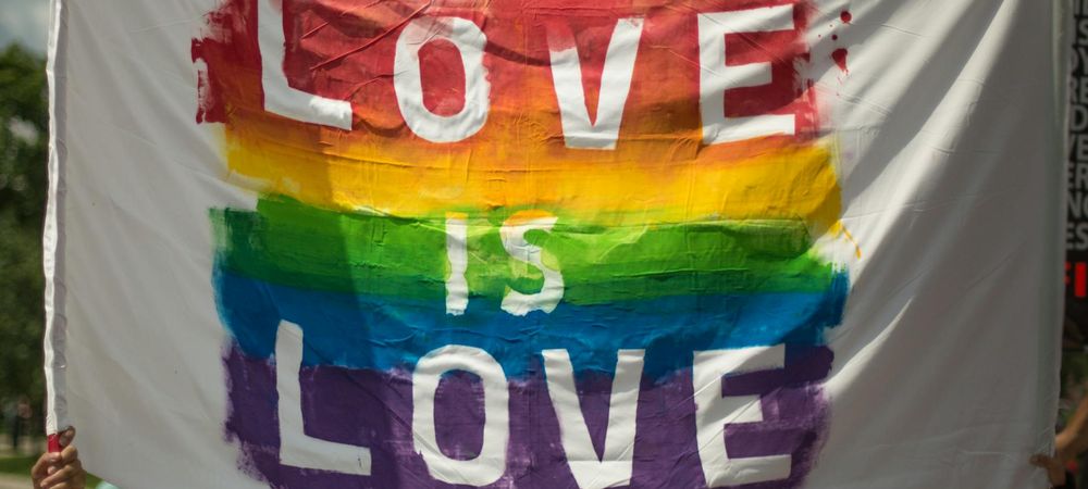 Marché des fiertés avec des ados.