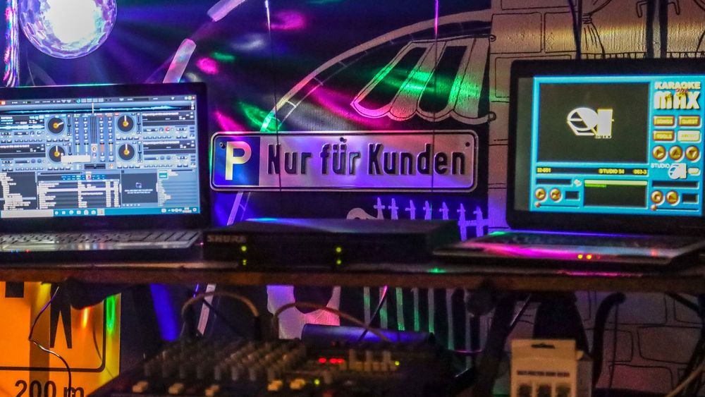 🎤✨ KARAOQUEER – DJ JOYA aux platines