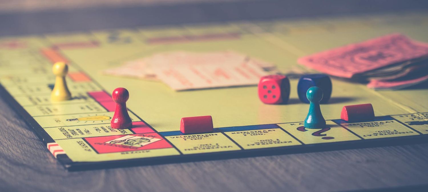 Des gâteaux sur un plateau